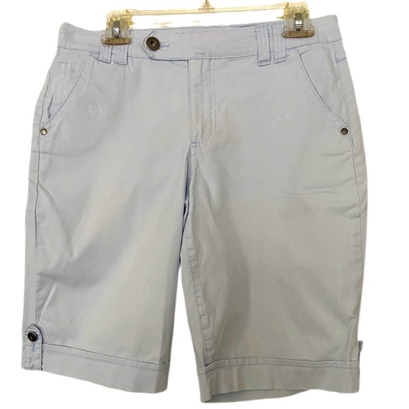 Gloria Vanderbilt Bermuda Shorts Light Blue Pin Stripe Flat Front Size 6 - Picture 1 of 13